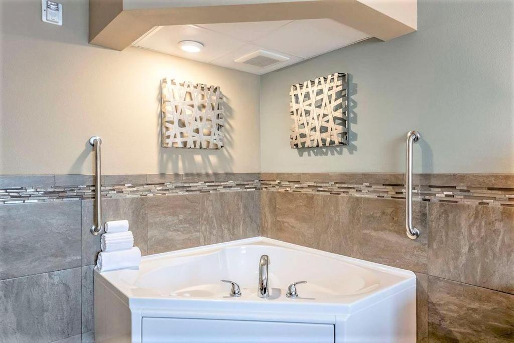 Amerivu Inn And Suites - Chisago City Экстерьер фото